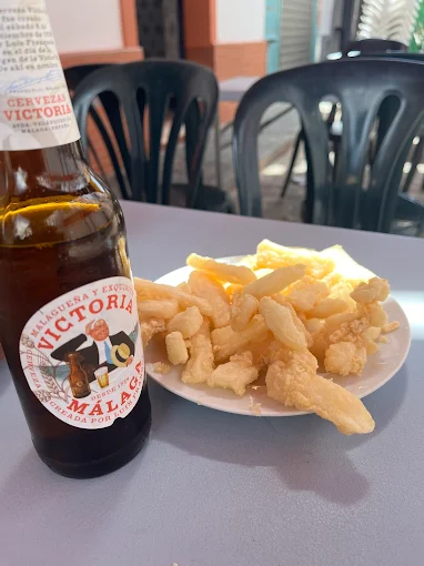 Ración de chocos fritos servida a un cliente