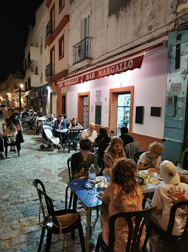 Clientes disfrutando en la terraza del Bar El Margallo