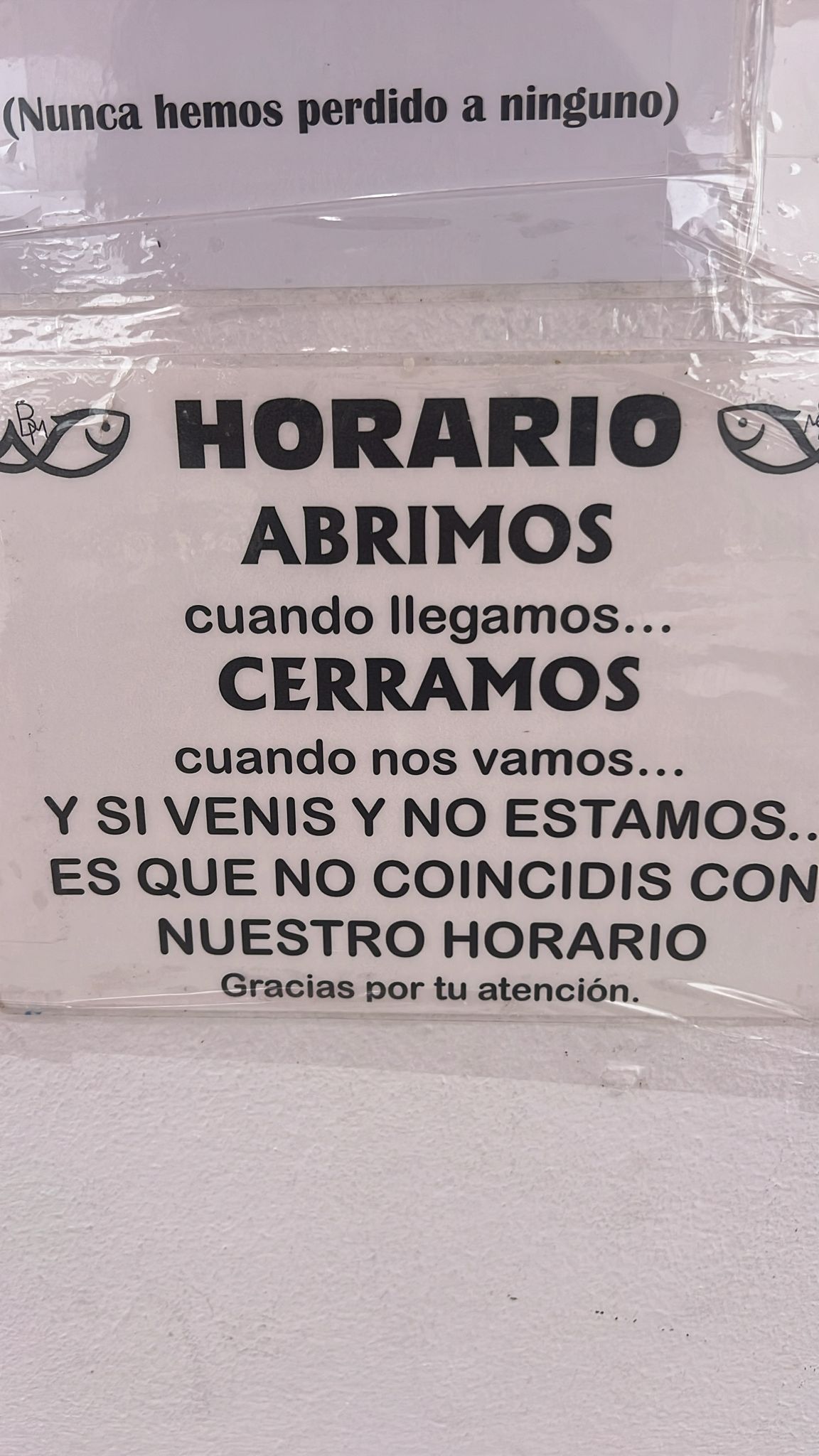 Cartel con el horario del bar